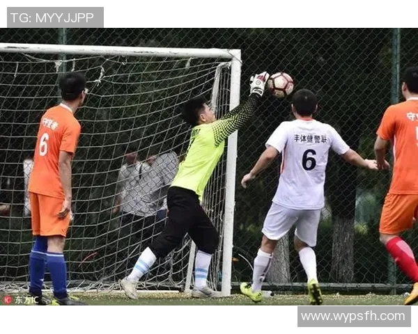 天下足球平托口哨引发热议球迷热情与争议交织的背后故事 天下足球平托口哨引发热议球迷热情与争议交织的背后故事