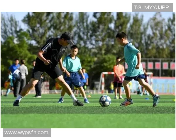 探讨足球坐姿对运动表现的影响及其在训练中的重要性 探讨足球坐姿对运动表现的影响及其在训练中的重要性